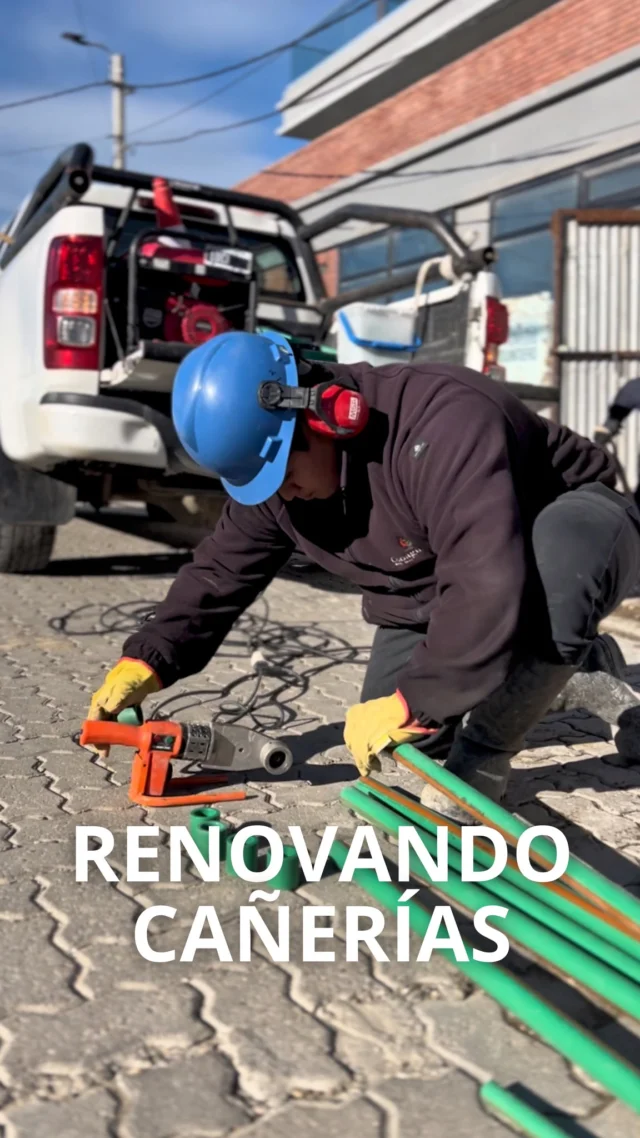 Continuamos reemplazando cañerías antiguas por nuevas, más resistentes y duraderas 🔧💧👉Si ves nuestra maquinaria cerca de tu casa, es porque estamos mejorando la red subterránea en tu zona.Vamos con buen ritmo: esta obra clave ya alcanza el 30% de la ciudad 📈