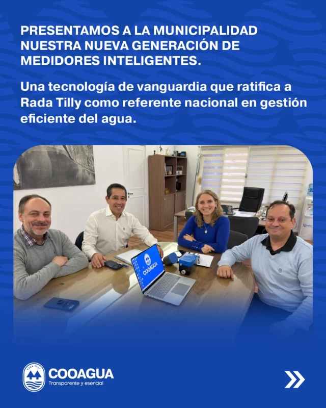Presentamos a la Municipalidad de Rada Tilly nuestra nueva generación de medidores inteligentes, una tecnología que próximamente comenzaremos a incorporar a nuestra red.Durante el encuentro, nuestro presidente, Carlos Barrios Daporta, y nuestro gerente general, Omar Pastorini, presentaron a la intendente Mariel Peralta y al asesor Fernando Díaz Vega los alcances de esta nueva tecnología, que representa un paso importante en el proceso de modernización de nuestro servicio.Los nuevos medidores inteligentes nos permitirán detectar pérdidas con mayor rapidez, optimizar la operación de la red y brindar a cada usuario información prácticamente en tiempo real sobre su consumo, accesible desde su teléfono celular.Esta incorporación se apoya en una política de micromedición que sostenemos desde hace 54 años, y que convirtió a Rada Tilly en un referente nacional en el uso eficiente del agua.