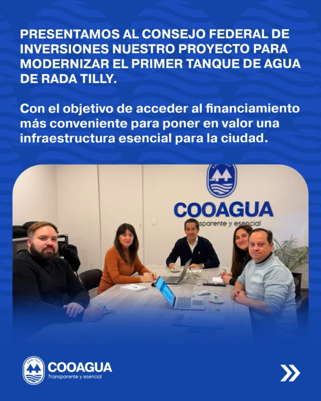 Mantuvimos una reunión de trabajo con representantes del 𝗖𝗼𝗻𝘀𝗲𝗷𝗼 𝗙𝗲𝗱𝗲𝗿𝗮𝗹 𝗱𝗲 𝗜𝗻𝘃𝗲𝗿𝘀𝗶𝗼𝗻𝗲𝘀 (𝗖𝗙𝗜) para presentar nuestro proyecto de modernización del histórico tanque de reserva de 𝟲𝟬𝟬 𝗺𝗲𝘁𝗿𝗼𝘀 𝗰ú𝗯𝗶𝗰𝗼𝘀, el primero que tuvo Rada Tilly, y analizar alternativas de financiamiento para llevar adelante esta obra.Participaron del encuentro nuestro presidente, 𝗖𝗮𝗿𝗹𝗼𝘀 𝗕𝗮𝗿𝗿𝗶𝗼𝘀 𝗗𝗮𝗽𝗼𝗿𝘁𝗮; la secretaria 𝗡𝗼𝗲𝗹𝗶𝗮 𝗖𝗮𝗿𝗿𝗶𝘇𝗼; el gerente general 𝗢𝗺𝗮𝗿 𝗣𝗮𝘀𝘁𝗼𝗿𝗶𝗻𝗶; el arquitecto 𝗕𝗿𝘂𝗻𝗼 𝗟𝗼𝗺𝗯𝗮𝗿𝗱𝗶; y 𝗥𝗼𝗺𝗶𝗻𝗮 𝗙𝗮𝗿í𝗮𝘀, en representación del CFI.El proyecto contempla una puesta en valor integral del tanque, con una revisión técnica completa, refuerzos estructurales, incorporación de energía eléctrica —de la que hoy carece—, nuevos sistemas de seguridad y control de acceso, además de un programa permanente de mantenimiento. Estas mejoras permitirán extender la vida útil de una infraestructura estratégica y brindar condiciones de trabajo más seguras para el personal que diariamente opera la instalación.La infraestructura sanitaria de una ciudad es tan importante como invisible. El estado de los tanques de reserva tiene un impacto directo en la seguridad, la calidad y la continuidad del abastecimiento de agua potable. Por eso, en COOAGUA entendemos que estas obras deben realizarse antes de que aparezcan los problemas y se vuelvan urgentes: mantener en óptimas condiciones una infraestructura esencial es una de las mejores formas de cuidar la salud de toda la comunidad.La iniciativa se enmarca en la línea de proyectos de 𝘁𝗿𝗶𝗽𝗹𝗲 𝗶𝗺𝗽𝗮𝗰𝘁𝗼 que impulsa el CFI. COOAGUA reúne esas tres dimensiones: genera 𝗶𝗺𝗽𝗮𝗰𝘁𝗼 𝘀𝗼𝗰𝗶𝗮𝗹, porque garantiza un servicio esencial para más de 16.000 vecinos; 𝗶𝗺𝗽𝗮𝗰𝘁𝗼 𝗮𝗺𝗯𝗶𝗲𝗻𝘁𝗮𝗹, porque una infraestructura más eficiente protege un recurso tan valioso como el agua; e 𝗶𝗺𝗽𝗮𝗰𝘁𝗼 𝗲𝗰𝗼𝗻ó𝗺𝗶𝗰𝗼, porque invertir de manera preventiva reduce costos futuros, prolonga la vida útil de las instalaciones y permite sostener un servicio de excelencia al menor costo posible para los vecinos de Rada Tilly.