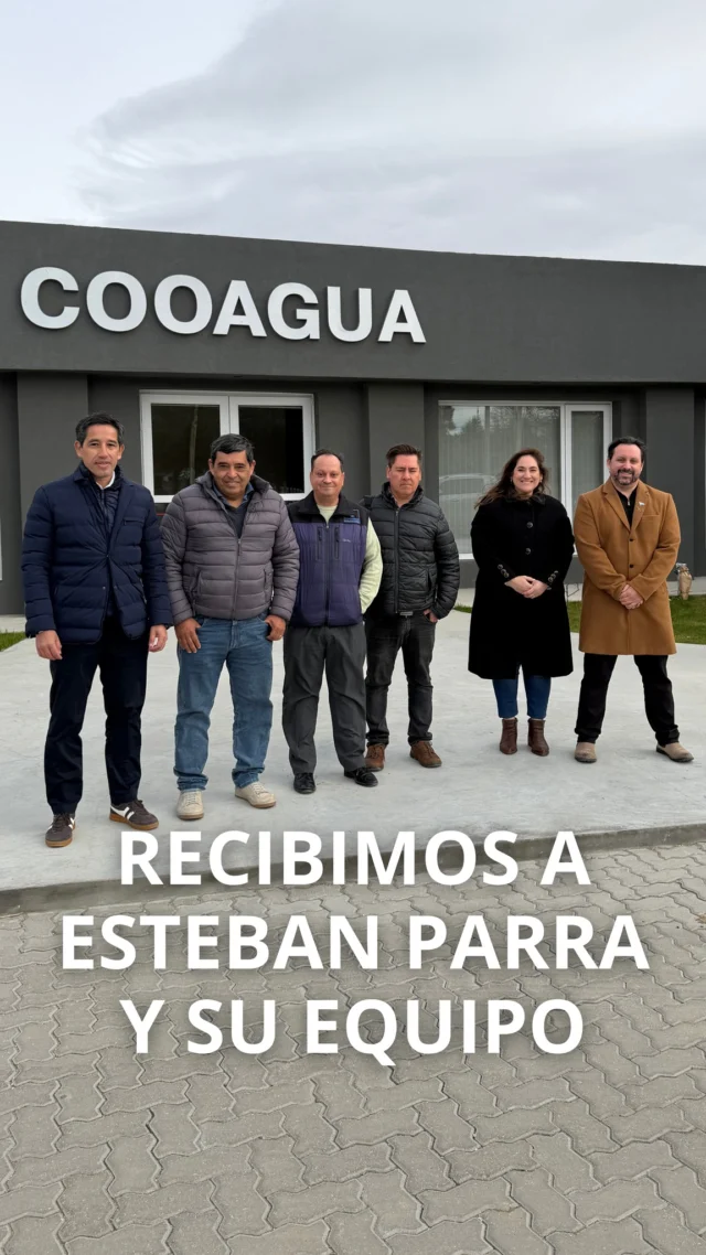 Recibimos en nuestras instalaciones a Esteban Parra, presidente del Instituto Provincial del Agua (IPA), junto a Diego Carpineti, Director de Administración del IPA, y Gustavo Mansilla, Ingeniero e Inspector de agua de Comodoro Rivadavia 💧Los convocó la tecnología de micromedición que estamos implementando: medidores inteligentes que muestran el consumo en tiempo real, una herramienta clave para la conservación del recurso y el futuro de la gestión del agua en toda la provincia.De nuestro lado, participaron Carlos Barrios Daporta (Presidente), Omar Pastorini (Gerente General) y Noelia Carrizo (miembro del Consejo de Administración).Para nosotros, es un orgullo compartir lo que venimos construyendo desde nuestros inicios y estamos a total disposición para seguir trabajando juntos, capacitando y acompañando a otras cooperativas de la provincia.Gracias por la visita 🤝💙@ChubutGobierno @InfraestructuraChubut @IPA.Chubut @MuniRadaTilly