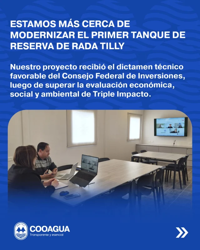 𝗘𝘀𝘁𝗮𝗺𝗼𝘀 𝗺𝗮́𝘀 𝗰𝗲𝗿𝗰𝗮 𝗱𝗲 𝗺𝗼𝗱𝗲𝗿𝗻𝗶𝘇𝗮𝗿 𝘂𝗻𝗮 𝗶𝗻𝗳𝗿𝗮𝗲𝘀𝘁𝗿𝘂𝗰𝘁𝘂𝗿𝗮 𝗵𝗶𝘀𝘁𝗼́𝗿𝗶𝗰𝗮 𝘆 𝗲𝘀𝗲𝗻𝗰𝗶𝗮𝗹 𝗽𝗮𝗿𝗮 𝗥𝗮𝗱𝗮 𝗧𝗶𝗹𝗹𝘆💧El proyecto de puesta en valor del primer tanque de reserva de nuestra ciudad, de 𝟲𝟬𝟬 𝗺³, recibió 𝗱𝗶𝗰𝘁𝗮𝗺𝗲𝗻 𝘁𝗲́𝗰𝗻𝗶𝗰𝗼 𝗳𝗮𝘃𝗼𝗿𝗮𝗯𝗹𝗲 𝗱𝗲𝗹 𝗖𝗼𝗻𝘀𝗲𝗷𝗼 𝗙𝗲𝗱𝗲𝗿𝗮𝗹 𝗱𝗲 𝗜𝗻𝘃𝗲𝗿𝘀𝗶𝗼𝗻𝗲𝘀 (𝗖𝗙𝗜), luego de atravesar la evaluación correspondiente a su Línea de Financiamiento con Enfoque de Triple Impacto.El resultado fue contundente: el CFI determinó que 𝗖𝗢𝗢𝗔𝗚𝗨𝗔 𝗿𝗲𝘂́𝗻𝗲 𝗹𝗮𝘀 𝗰𝗼𝗻𝗱𝗶𝗰𝗶𝗼𝗻𝗲𝘀 𝗽𝗮𝗿𝗮 𝘀𝗲𝗿 𝗰𝗼𝗻𝘀𝗶𝗱𝗲𝗿𝗮𝗱𝗮 𝘂𝗻𝗮 𝗼𝗿𝗴𝗮𝗻𝗶𝘇𝗮𝗰𝗶𝗼́𝗻 𝗱𝗲 𝗧𝗿𝗶𝗽𝗹𝗲 𝗜𝗺𝗽𝗮𝗰𝘁𝗼.
Para llegar a esta instancia se evaluaron las dimensiones 𝗲𝗰𝗼𝗻𝗼́𝗺𝗶𝗰𝗮, 𝘀𝗼𝗰𝗶𝗮𝗹 𝘆 𝗮𝗺𝗯𝗶𝗲𝗻𝘁𝗮𝗹 de nuestra gestión. El CFI destacó especialmente nuestra trayectoria institucional y comunitaria, el modelo de gestión y micromedición del agua, las prácticas vinculadas con el cuidado del personal y la participación femenina en los órganos de conducción.En este último punto, el análisis confirmó que 𝟯 𝗱𝗲 𝗹𝗼𝘀 𝟱 𝗰𝗼𝗻𝘀𝗲𝗷𝗲𝗿𝗼𝘀 𝘁𝗶𝘁𝘂𝗹𝗮𝗿𝗲𝘀 𝘀𝗼𝗻 𝗺𝘂𝗷𝗲𝗿𝗲𝘀 𝘆 𝗮𝗽𝗿𝗼𝘅𝗶𝗺𝗮𝗱𝗮𝗺𝗲𝗻𝘁𝗲 𝗲𝗹 𝟰𝟳% 𝗱𝗲 𝗹𝗮𝘀 𝗽𝗲𝗿𝘀𝗼𝗻𝗮𝘀 𝗮𝘀𝗼𝗰𝗶𝗮𝗱𝗮𝘀 𝗮 𝗖𝗢𝗢𝗔𝗚𝗨𝗔 𝘀𝗼𝗻 𝗺𝘂𝗷𝗲𝗿𝗲𝘀.El proyecto permitirá poner en valor el predio del histórico tanque de 600 m³, incorporando mejoras de infraestructura, seguridad, iluminación y eficiencia energética, incluyendo un sistema de generación solar.
Con este dictamen favorable, 𝗲𝗹 𝗽𝗿𝗼𝘆𝗲𝗰𝘁𝗼 𝗰𝗼𝗻𝘁𝗶𝗻𝘂́𝗮 𝗵𝗮𝗰𝗶𝗮 𝗹𝗮𝘀 𝗽𝗿𝗼́𝘅𝗶𝗺𝗮𝘀 𝗲𝘁𝗮𝗽𝗮𝘀 𝗱𝗲𝗹 𝗽𝗿𝗼𝗰𝗲𝘀𝗼 𝗱𝗲 𝗲𝘃𝗮𝗹𝘂𝗮𝗰𝗶𝗼́𝗻 𝗰𝗿𝗲𝗱𝗶𝘁𝗶𝗰𝗶𝗮.Seguimos trabajando para transformar una gestión eficiente, socialmente responsable y comprometida con el ambiente en 𝗼𝗯𝗿𝗮𝘀 𝗰𝗼𝗻𝗰𝗿𝗲𝘁𝗮𝘀 𝗽𝗮𝗿𝗮 𝗥𝗮𝗱𝗮 𝗧𝗶𝗹𝗹𝘆.